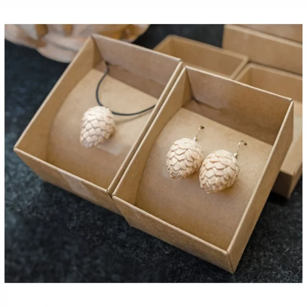 Schmuck mit Zirbenzapfen